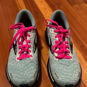 Brand new , only worn 4x . They’re a little too big for me